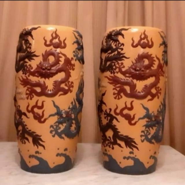 Guci antik motif naga