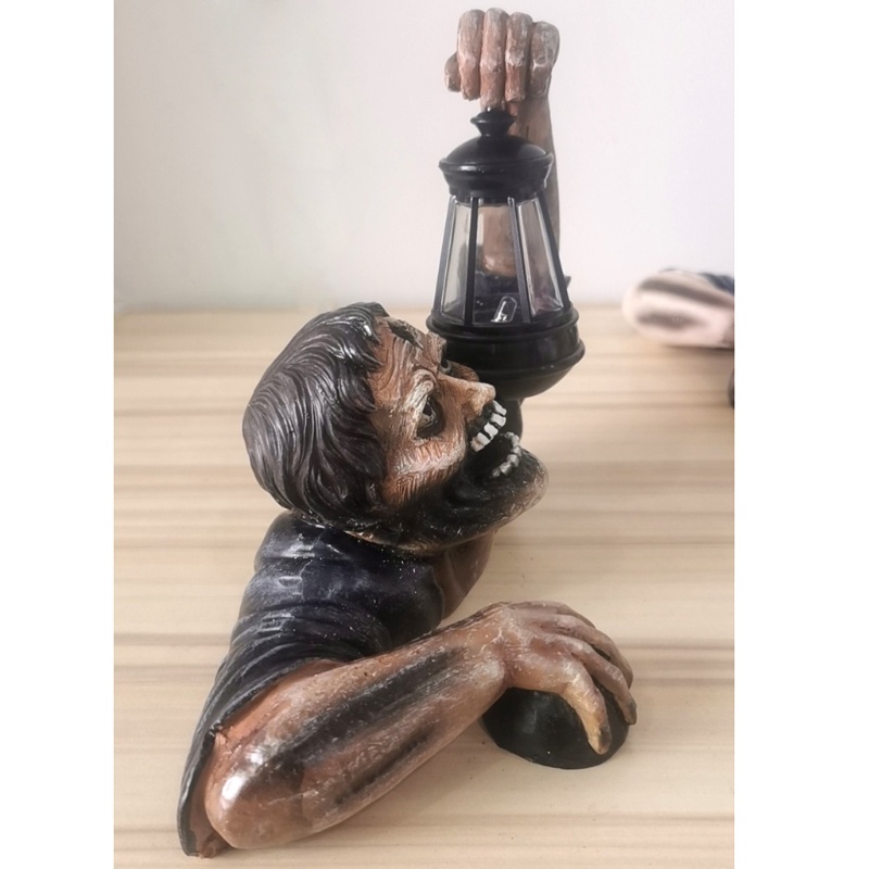 Patung Zombie Hideous Bahan Resin Dengan Lampu Lentera Untuk Dekorasi Pesta Halloween