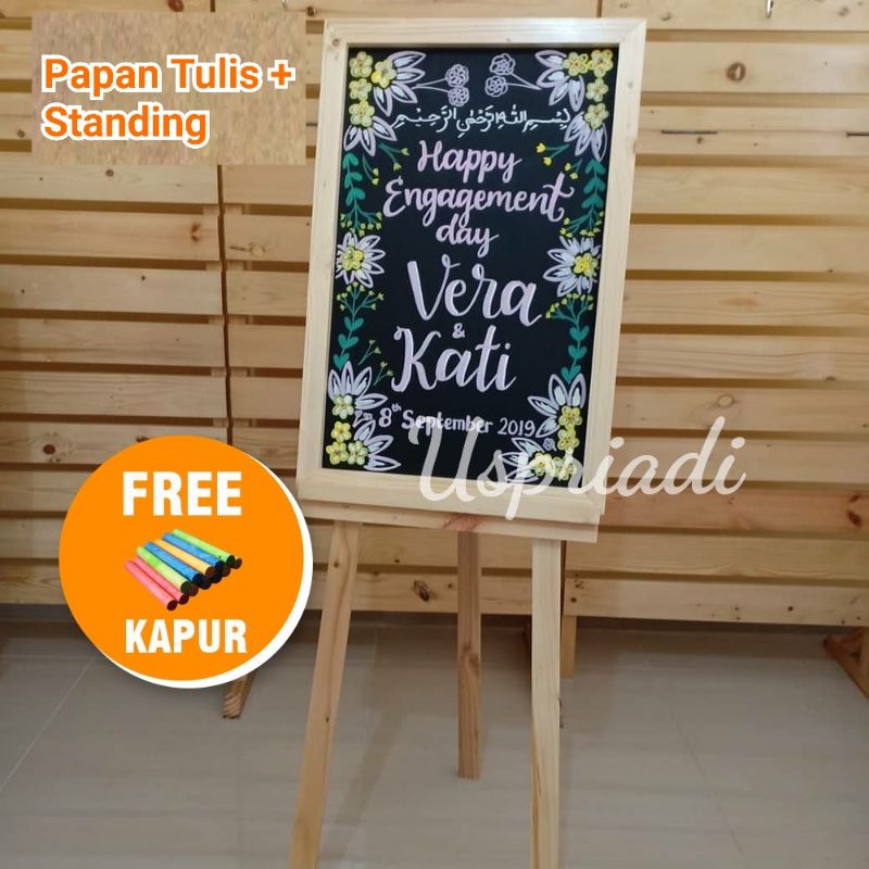 

PAPAN TULIS KAPUR + STANDING TRIPOT PAPAN MENU CAFE PAPAN BOARD + KAKI KAYU PENYANGGA DEKORASI PESTA