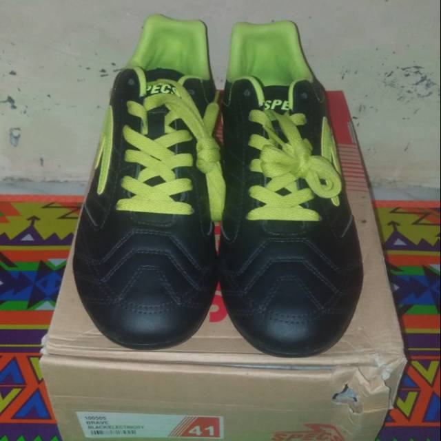 Sepatu bola specs brave black