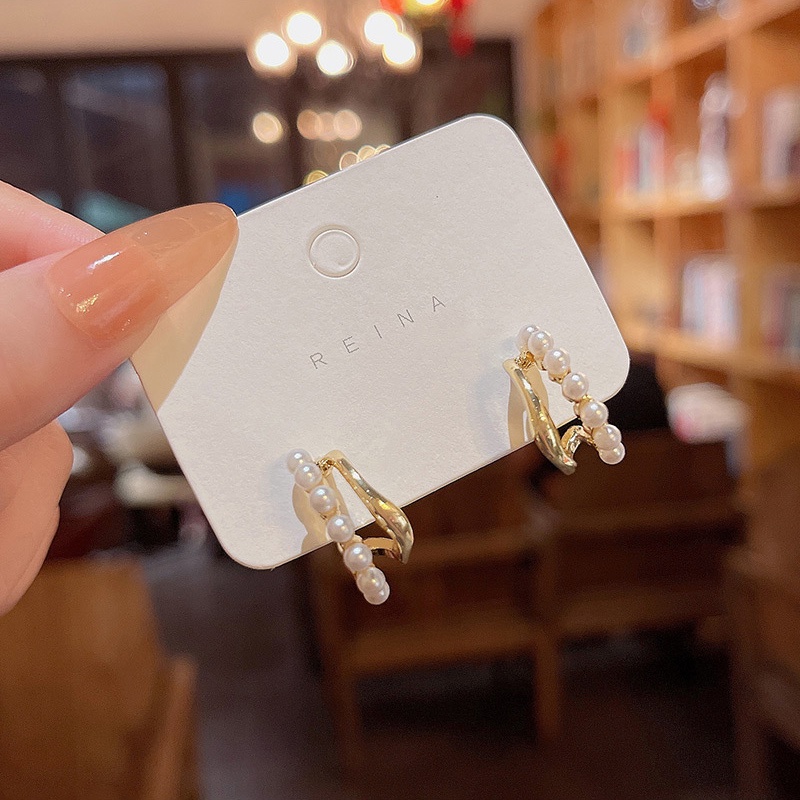 Anting Tusuk Asimetris Bahan Sterling silver 925 Aksen Mutiara Gaya Retro Untuk Wanita