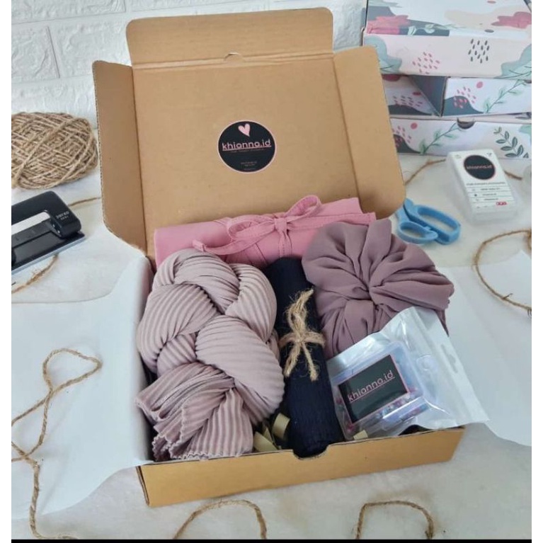 

HAMPERS HIJAB/HAMPERS RUSTICT MURAH/KADO ULANG TAHUN