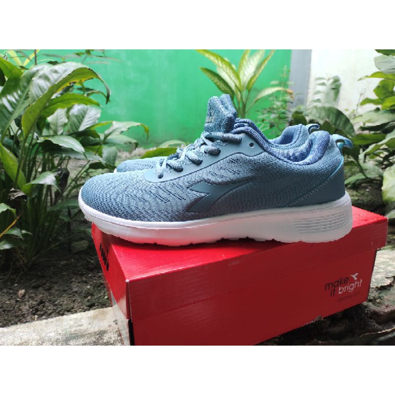 sepatu diadora argueno