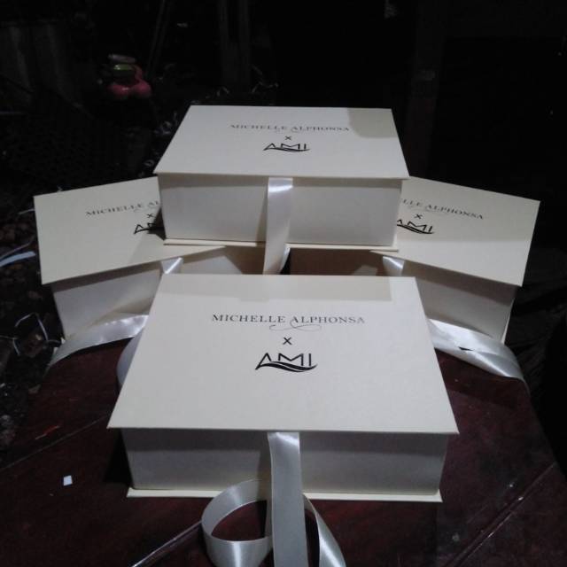 

Satuan dan grosir Kotak kado giftbox Custom cutting stiker nama/logo