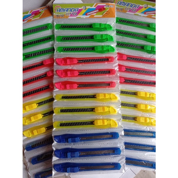 Cutter Transparan Renteng Sedang(12pcs)/alat pemotong kertas/pisau cutter plastik