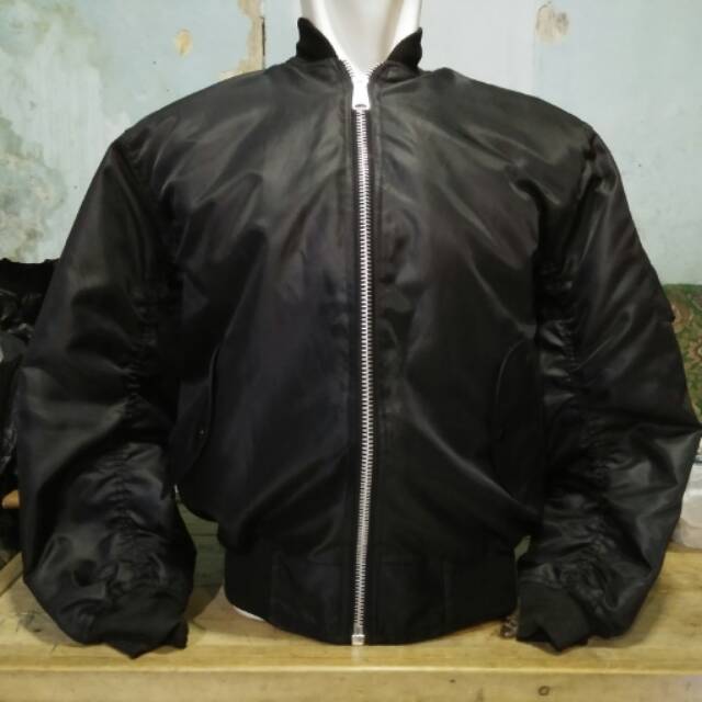 jaket bomber hitam