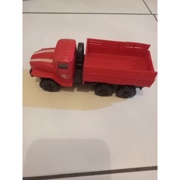mainan truk bekas