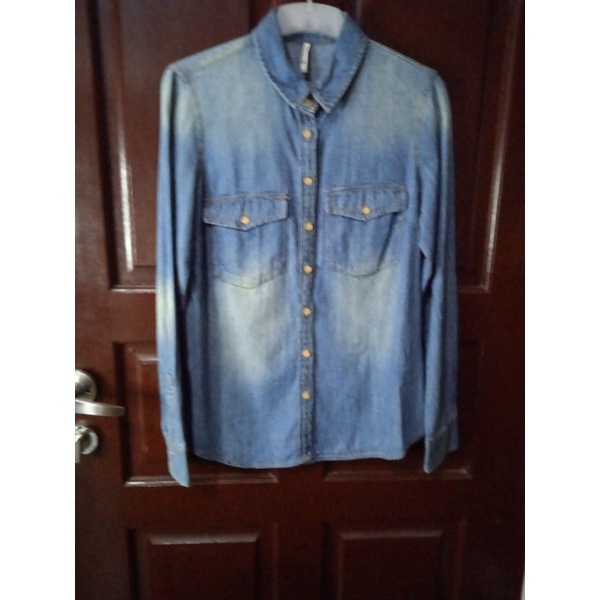 Kemeja Jeans Denim Stradivarius Wanita