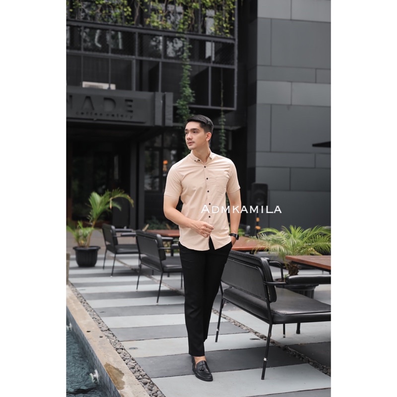 Kemeja pria polos slimfit kasual basic HeM lengan pendek krem