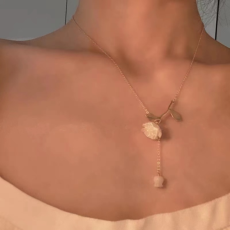 Kalung Rantai Klavikula Desain Bunga Mawar Gaya Retro Korea Untuk Wanita