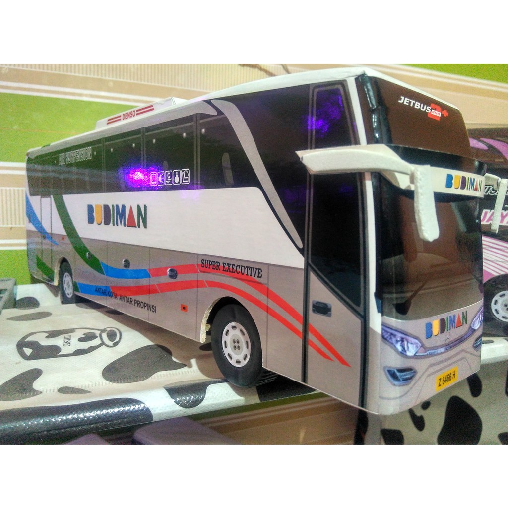 Miniatur bus bis Budiman