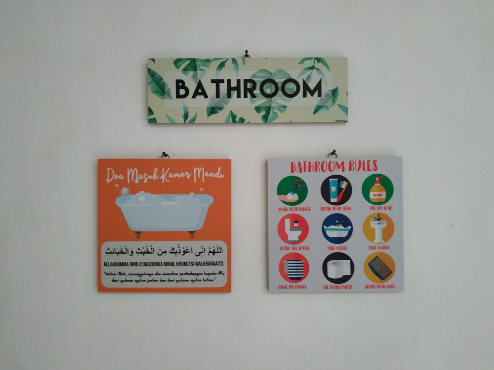 Bathroom Rules - Dekorasi Dinding Kamar Mandi Poster Kayu Pajangan Dinding Kamar Mandi Wall Decor
