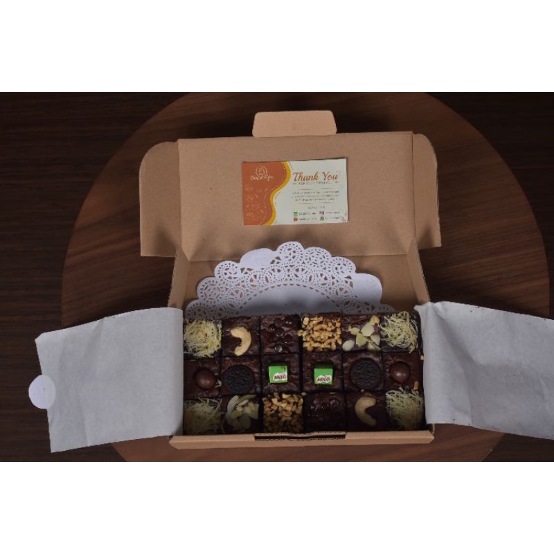 

Brownies Fudgy Shiny Cantikeque 20 x10 & 10x10 (free card untuk setiap varian & Free 1 lilin untuk varian "plus coklat")