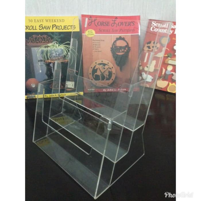 

Acrylic tempat display brosur ukuran A4 3susun