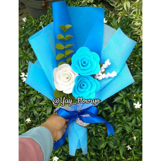 Buket bunga mawar biru / buket wisuda
