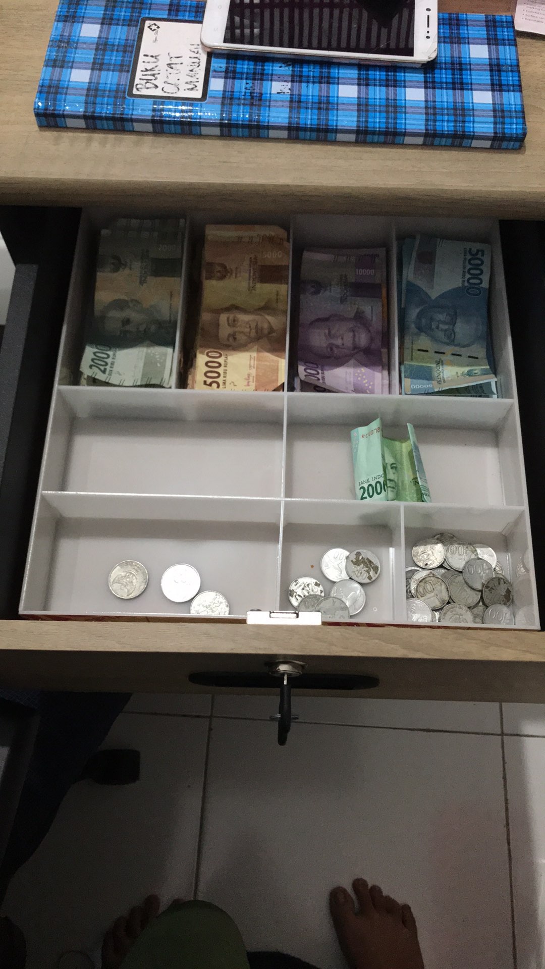 Tempat Uang Acrylic 2mm Putih Susu