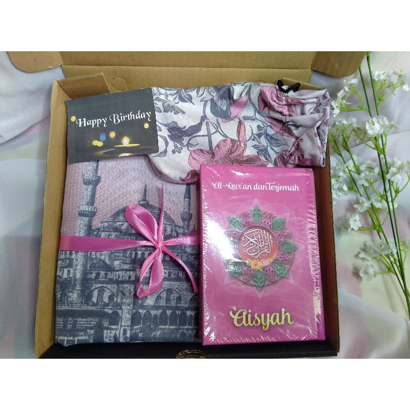 

NEW HAMPERS SAJADAH CANTIK DAN ALQURAN TERJEMAH AISYAH A6,KADO CEWEK,KADO PERLENGKAPAN SHOLAT