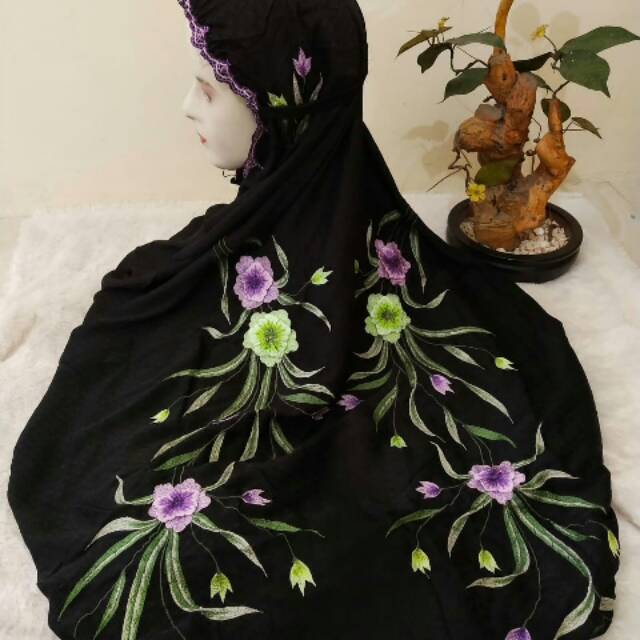 

Sutra Blitz hitam motif lukis elegan