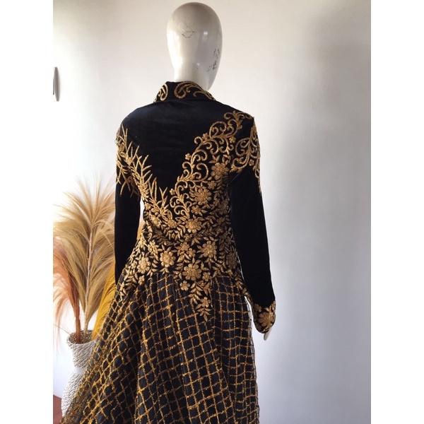 Kebaya kutubaru ekor