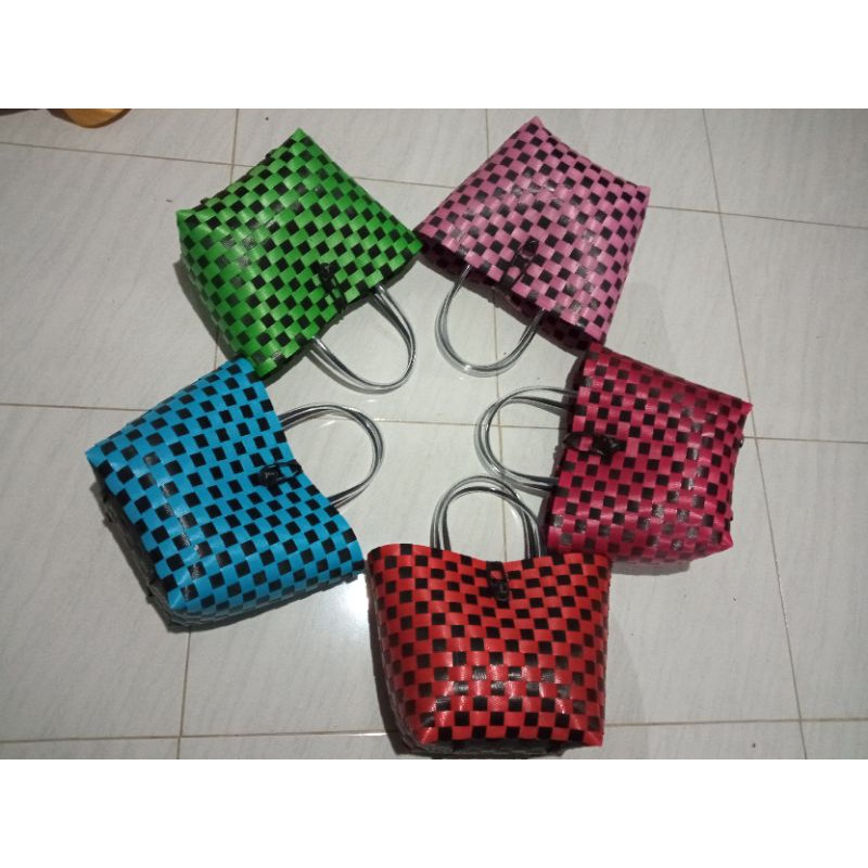 tas anyam motif kotak