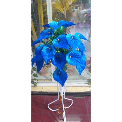 Bunga Aron panda 24 Tangkai  dengan pot standing besi, bunga sudut  ruangan