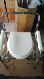 Commode Chair Kursi  Tempat BAB  Deluxe Commode Chair 