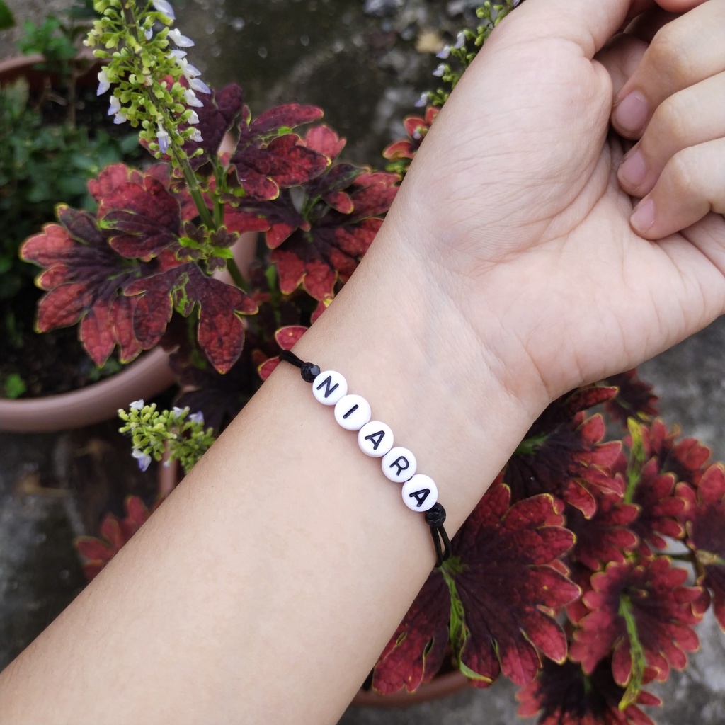 Gelang nama putih/bisa request nama/tali kulit 1mm