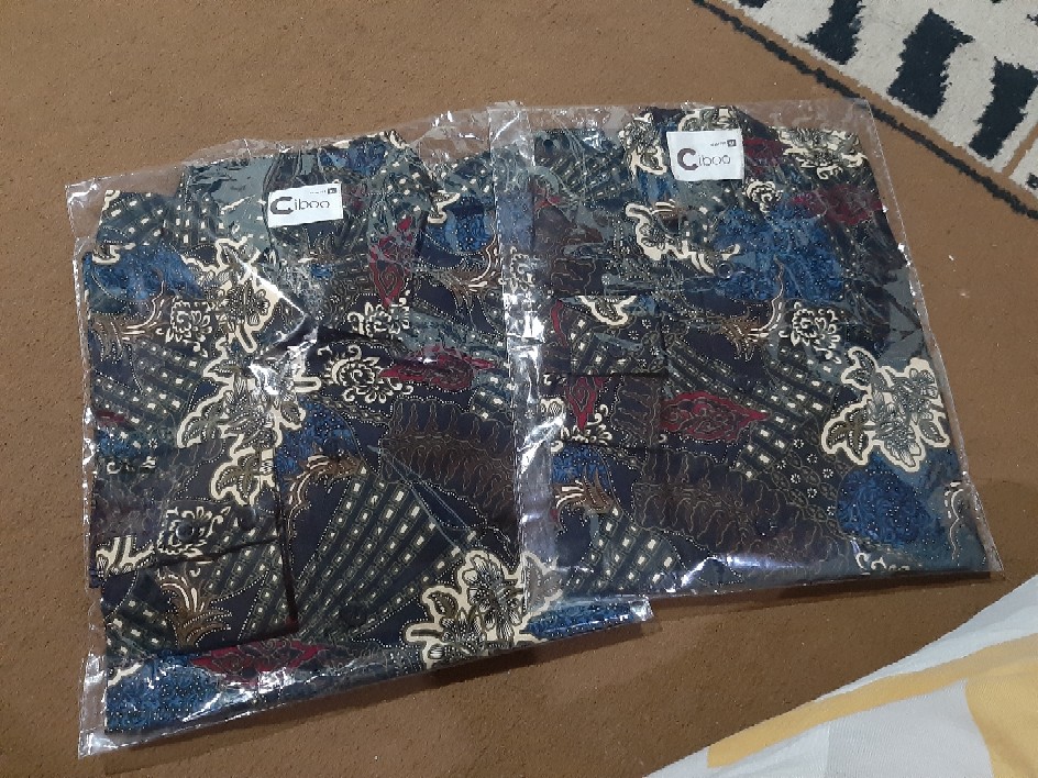 Kemeja Batik Slimfit Couple Ayah Dan Anak Lengan Panjang Warna Dasar Hitam Motif Coklat Dan Biru