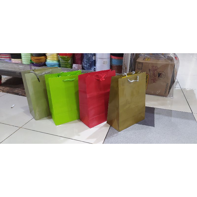 

Paper bag buku lamilating isi 12 pcs terlaris dan termurah