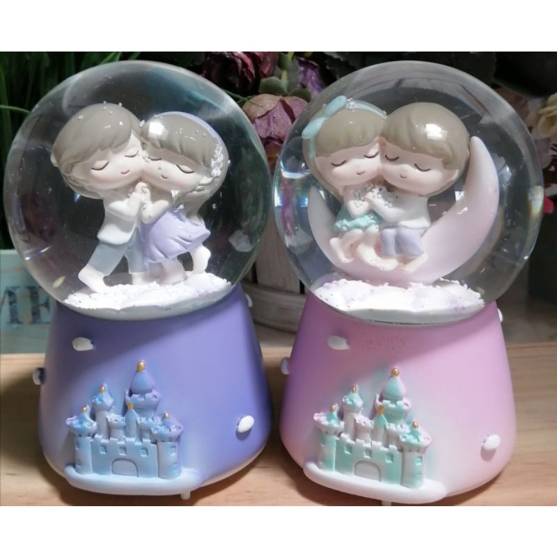 Snowball kotak musik bola air salju couple in love salju putar otomatis/ snow globe/ lampu warna-war