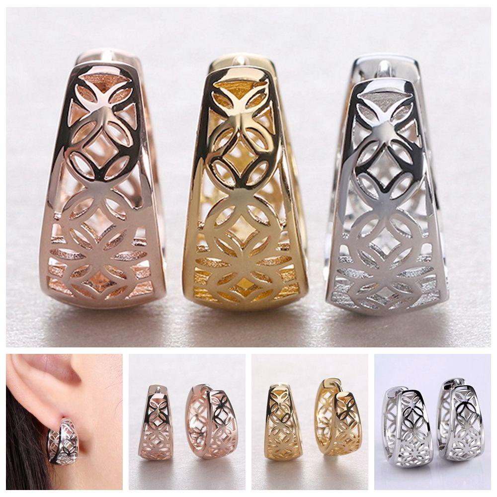 1 Pasang Anting Bulat Wanita Lapis Silver Desain Bunga Hollow Untuk Pernikahan