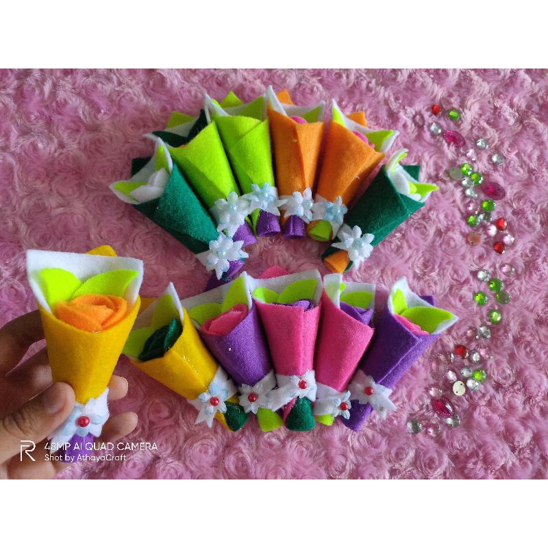 

Amplop Karakter motif bucket bunga
