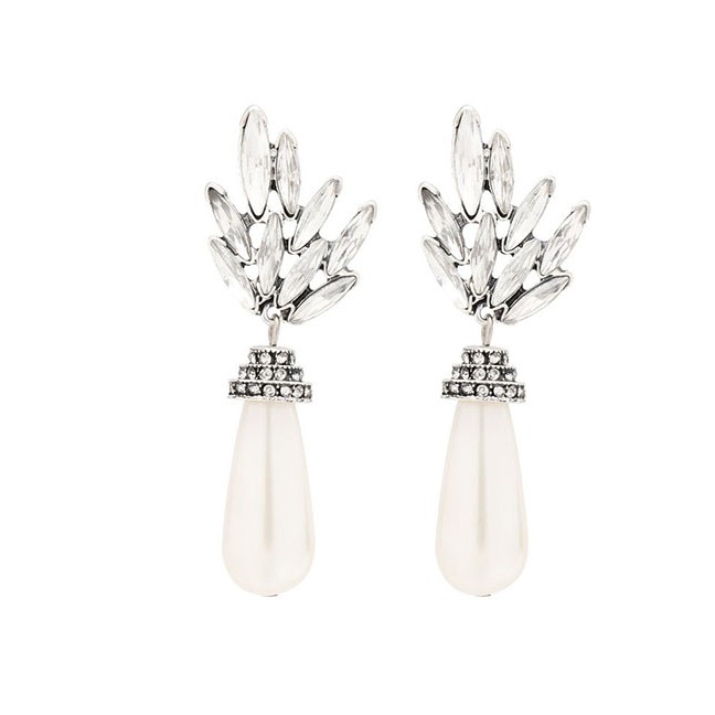 LRC Anting Tusuk Fashion White Alloy Diamond And Pearl Openwork Geometric Earrings D95549