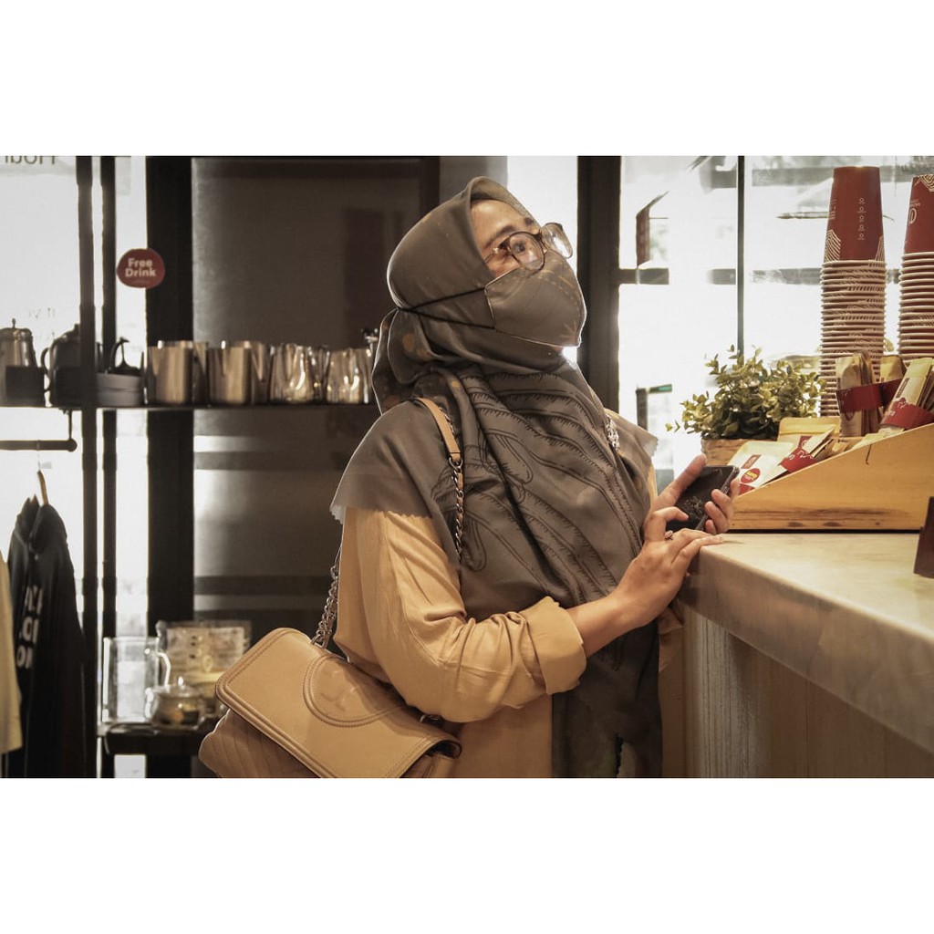 SET Hijab + Masker Printing Voal Ultrafine Tryspan (Pink-Putih)