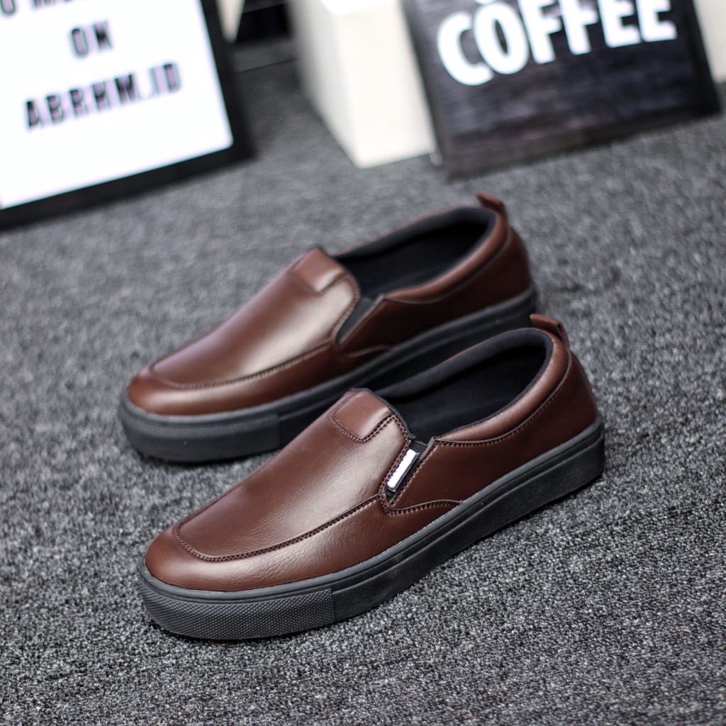 OTTA Sepatu Kasual Casual Slip On Pria Kerja Kulit Sintetik Model Slop Original Brand Kondangan Hitam