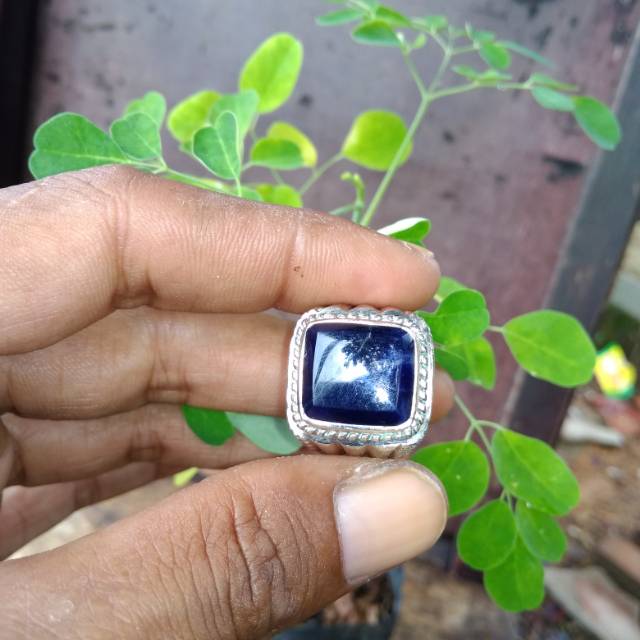 Natural lapis lazuli