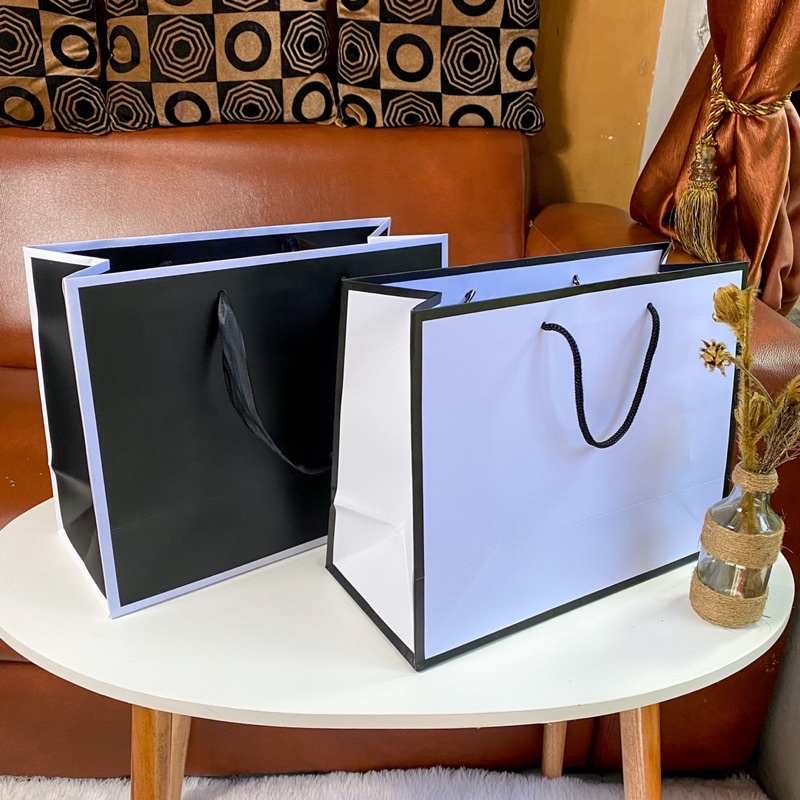 

Paperbag Polos Hitam Putih Packing Aman 32 x 14 x 25 cm Paper Bag Pembungkus Kado Aesthetic