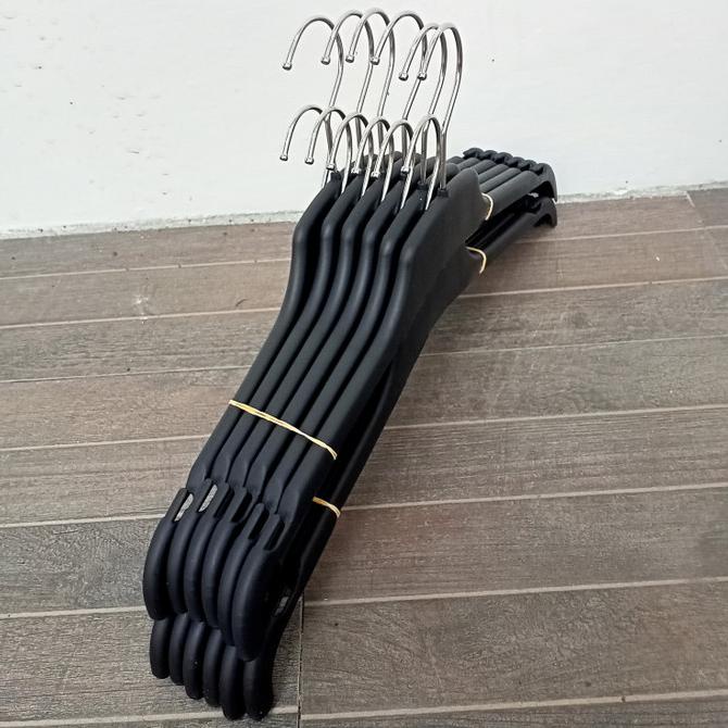 gantungan baju plastik /hanger plastik - Hitam