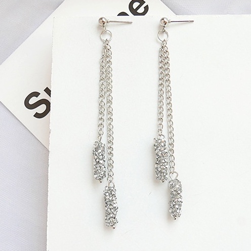 Anting Rumbai Panjang Bentuk Silinder full Berlian Warna Silver Untuk Wanita