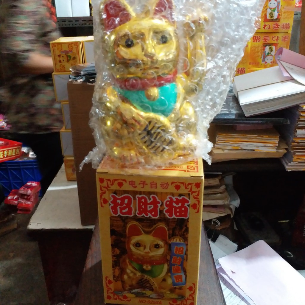 Pajangan boneka patung kucing jepang emas