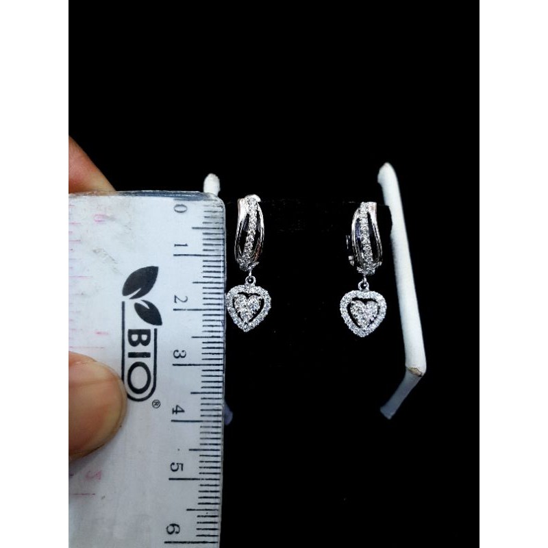 anting jepit emas putih berlian motif love terbaru