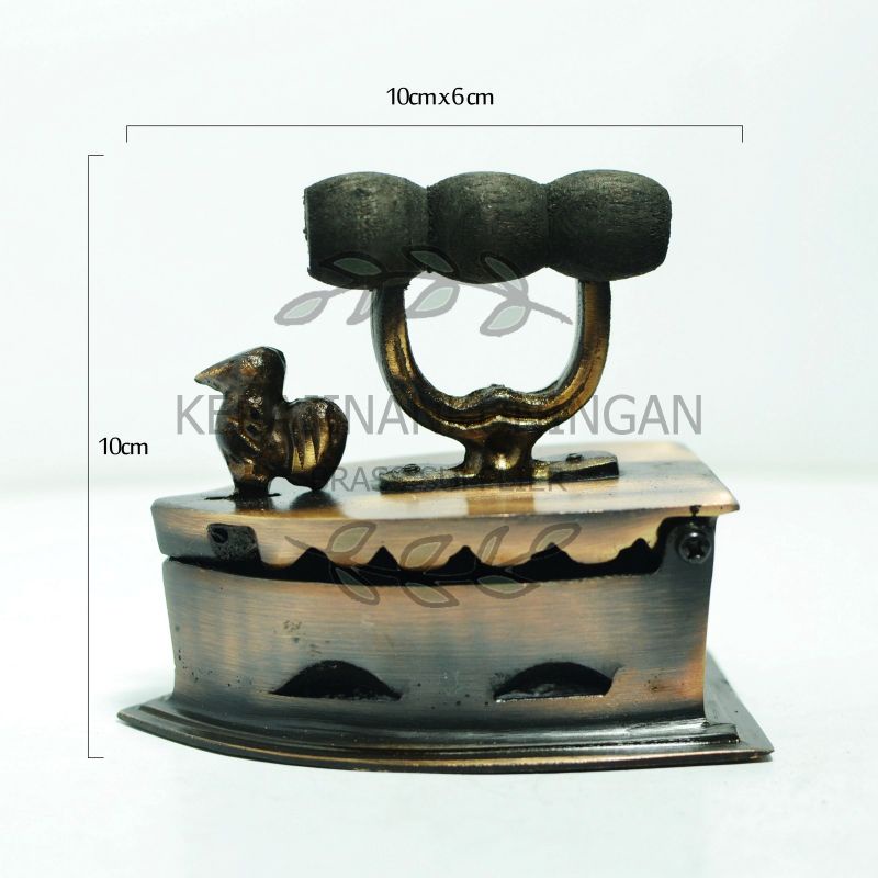 Miniatur pajangan dan asbak setrika uap kuno kuningan