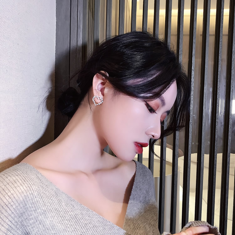 Versi Korea Dari Mode Baru Anting-anting Indah Kecil