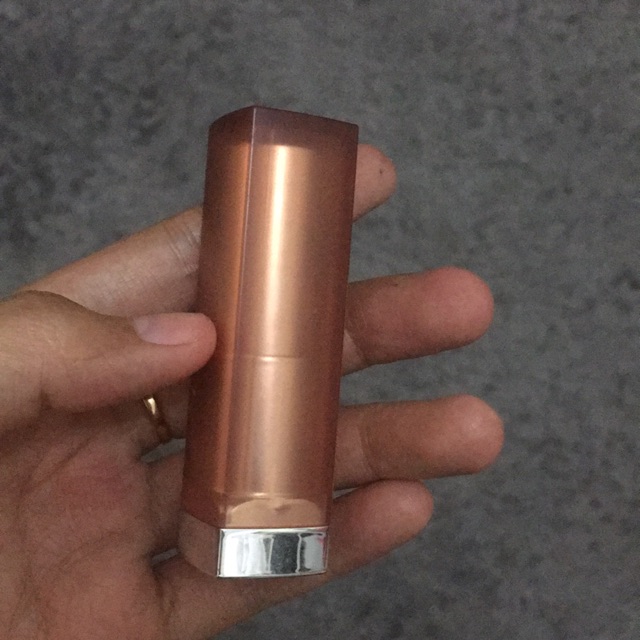 The powder mattes maybelline lipstik