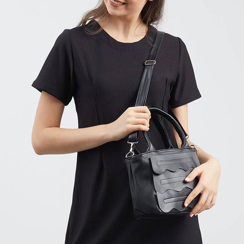 tas selempang wanita sling bag cewek hitam motif gelombang (2G2) bta297