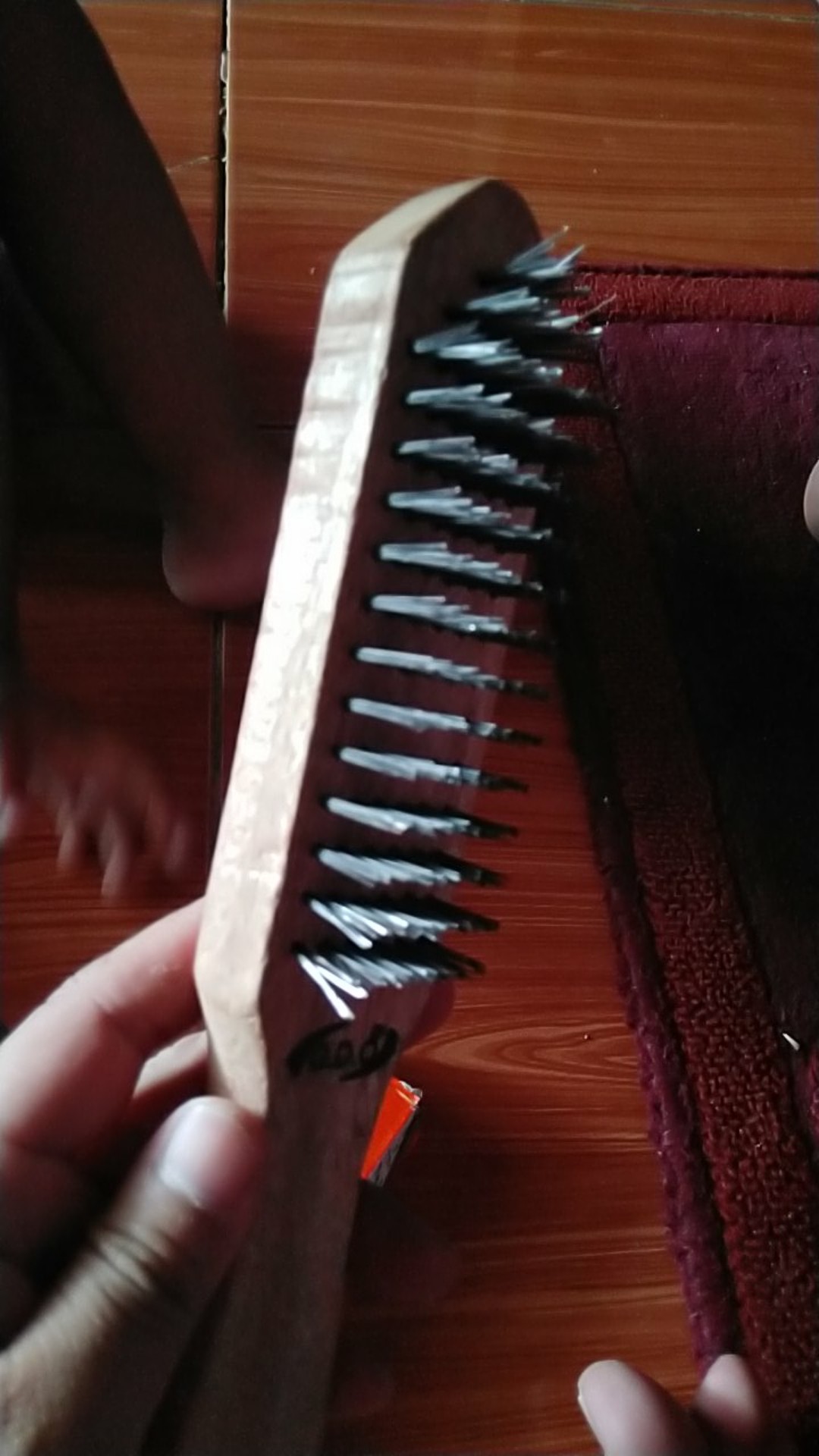 Sikat Kawat Putih Baja Gagang Kayu