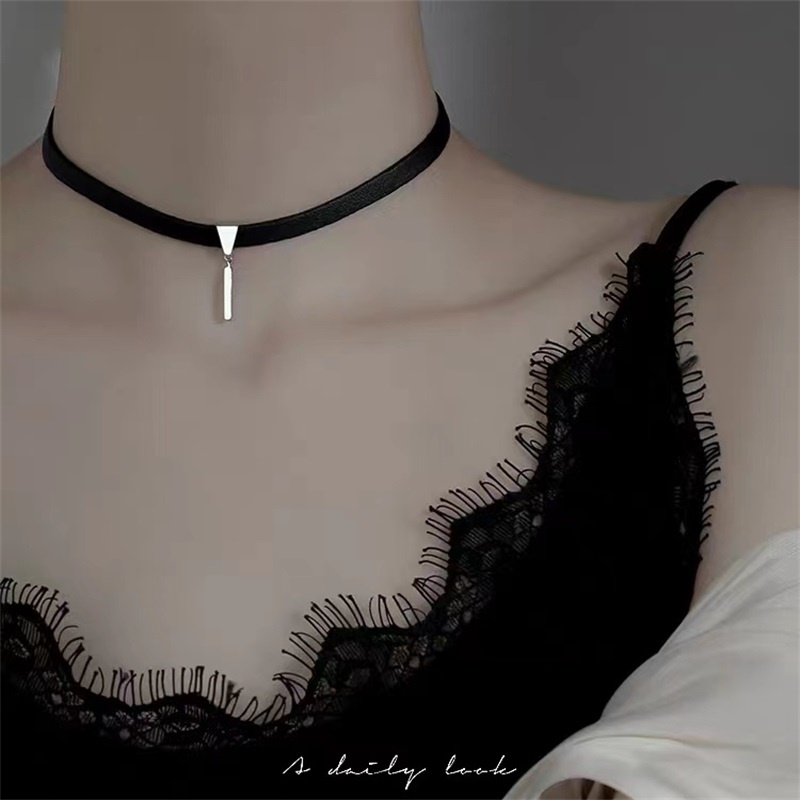 Kalung choker Rantai Klavikula Bahan Kulit Warna Hitam Desain Datar