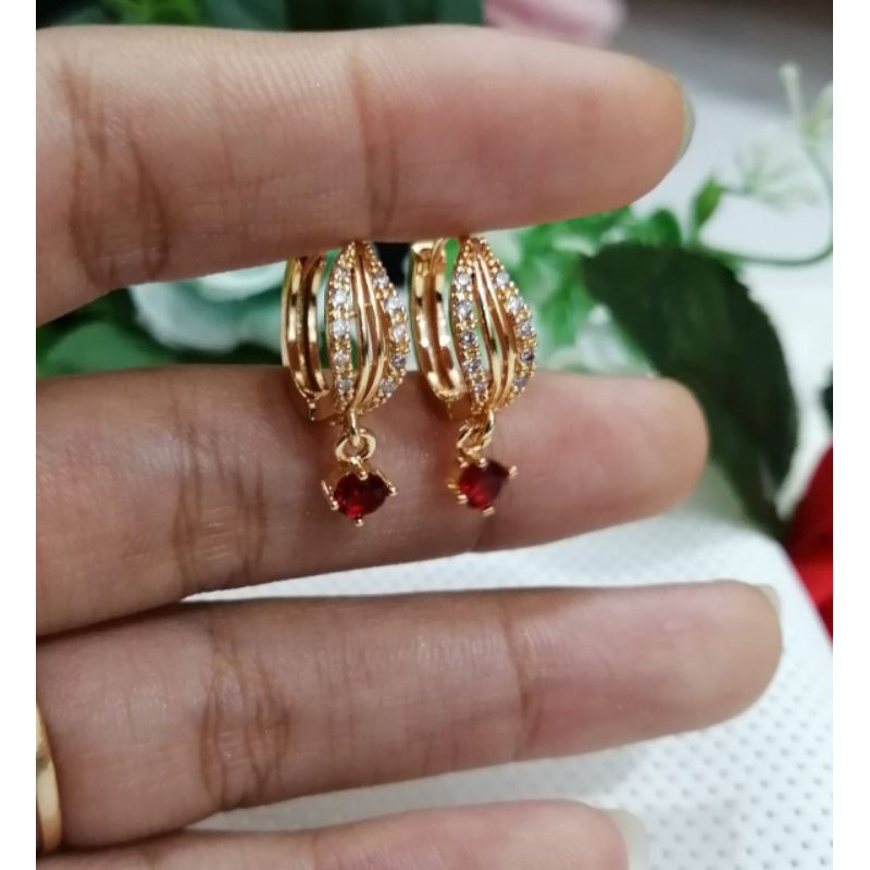 Anting wanita Titanium gold banyak pilihan model dan bentuk nya termurah