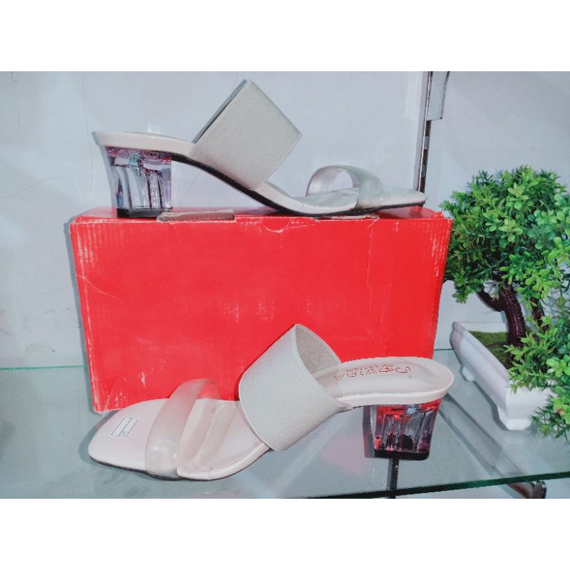 sandal hak kaca wanita