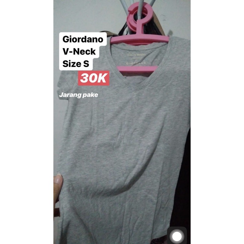 PRELOVED T-SHIRT V-NECK GIORDANO ORIGINAL